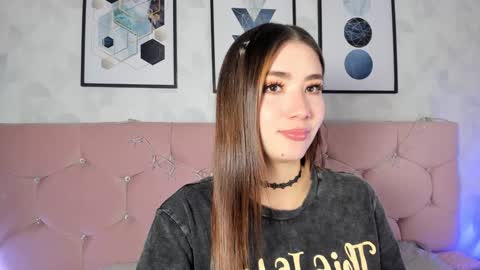 Snapshot of lunar_leen chatting on 12.28.24 Luna online show from 12.28.24