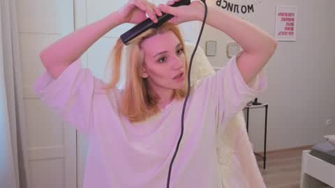 Snapshot of lunatale chatting on 02.03.26 Kate online show from 02.03.26