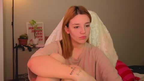 Snapshot of lunatale chatting on 04.26.26 Kate online show from 04.26.26