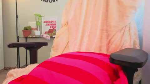 Snapshot of lunatale chatting on 05.17.26 Kate online show from 05.17.26