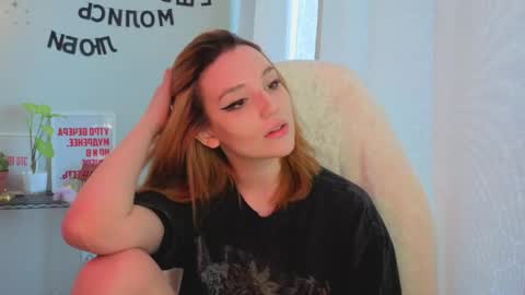 Snapshot of lunatale chatting on 05.18.26 Kate online show from 05.18.26