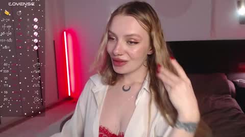 LunaticaBae online show from 03.10.25