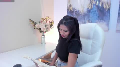 Snapshot of lunavelvet__ chatting on 04.18.26 lunavelvet__ online show from 04.18.26