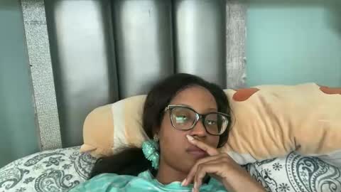 Snapshot of lunchboxgirl chatting on 04.19.26 lunchboxgirl online show from 04.19.26