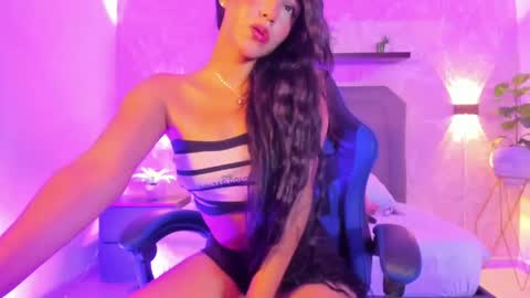 Snapshot of lunna_celeste chatting on 05.20.26 L U N A online show from 05.20.26