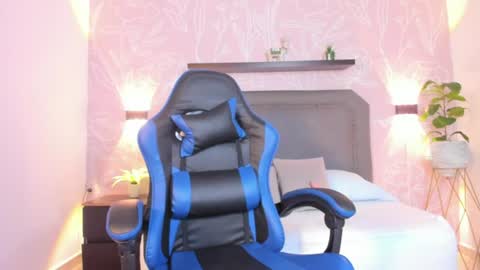 Snapshot of lunna_celeste chatting on 06.11.26 L U N A online show from 06.11.26