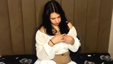 Lora online show from 04.04.26