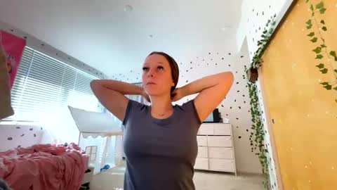 Snapshot of luvkendal chatting on 10.19.25 luvkendal online show from 10.19.25