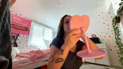 Snapshot of luvkendal chatting on 10.20.25 luvkendal online show from 10.20.25