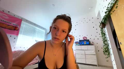 Snapshot of luvkendal chatting on 10.25.25 luvkendal online show from 10.25.25