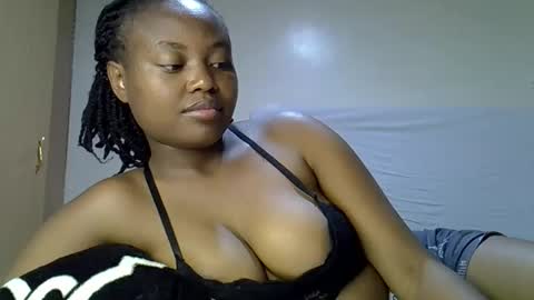 Snapshot of luvly_ebonny chatting on 10.25.25 Tracy online show from 10.25.25