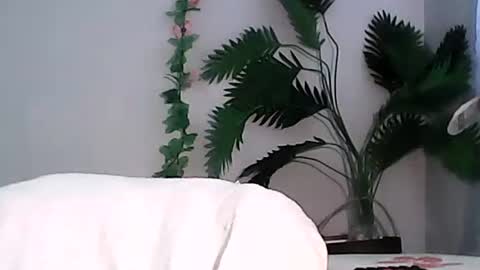 Snapshot of luvu4everxxx chatting on 09.13.25 Bee Bee online show from 09.13.25