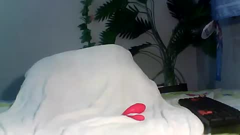 Snapshot of luvu4everxxx chatting on 09.17.25 Bee Bee online show from 09.17.25