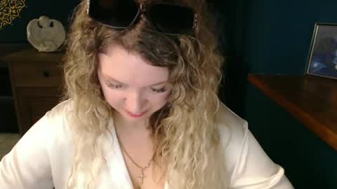 Snapshot of luxdonna chatting on 06.05.26 Donna online show from 06.05.26