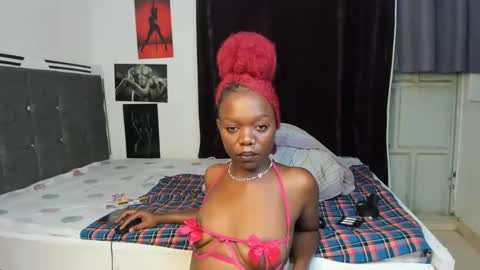 Snapshot of luxedollxoxoo chatting on 12.19.25 luxedollxoxoo online show from 12.19.25