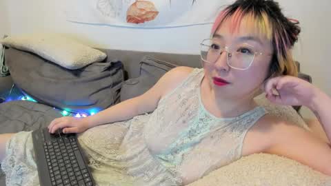 Snapshot of luxgray chatting on 12.25.24 LuxGray online show from 12.25.24