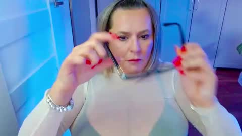 Snapshot of luxxx_diana chatting on 05.14.26 Diana online show from 05.14.26