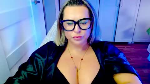Snapshot of luxxx_diana chatting on 05.18.26 Diana online show from 05.18.26