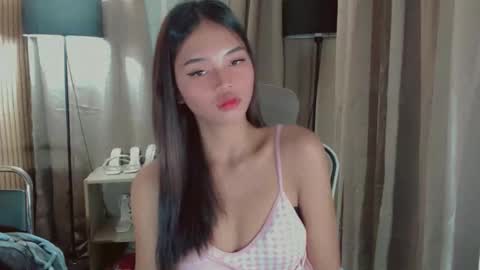 Snapshot of lykaloops chatting on 04.17.26 LYKA LOOPS online show from 04.17.26