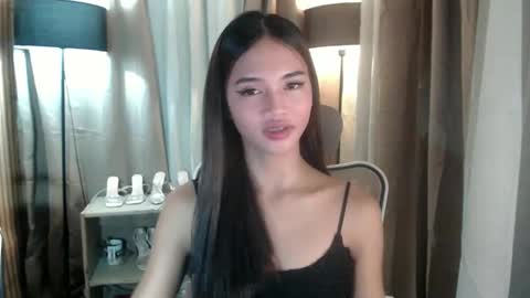 Snapshot of lykaloops chatting on 04.19.26 LYKA LOOPS online show from 04.19.26