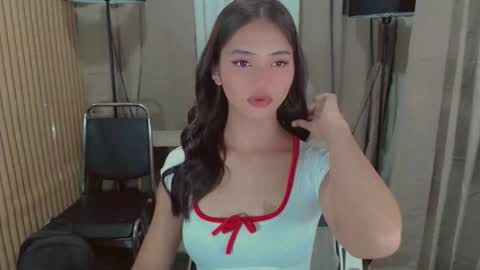 Snapshot of lykaloops chatting on 05.17.26 LYKA LOOPS online show from 05.17.26