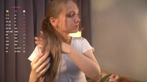 Snapshot of lyly_bambi chatting on 12.19.24 Lyly bambi online show from 12.19.24