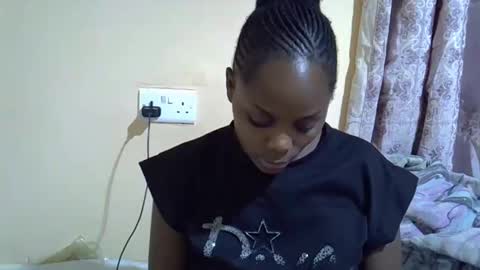 Snapshot of lyn_anna chatting on 10.07.25 lyn_anna online show from 10.07.25