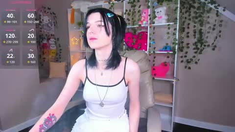 Snapshot of lynn_martin chatting on 11.30.25 Lynn online show from 11.30.25