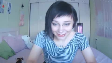 Snapshot of lynncottingham chatting on 10.15.25 Kira online show from 10.15.25