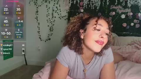 Snapshot of lyracovee chatting on 06.24.26 Lyra online show from 06.24.26