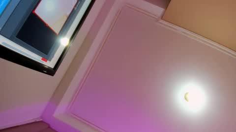 Snapshot of lyravendrell chatting on 12.21.25 Lyravendrell online show from 12.21.25