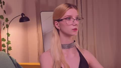 Snapshot of m1aforever chatting on 05.11.26 catch me on tue 10am-5pm wed 3am-10am fri 3am-5pm sat 10am-5pm sun 10am-5pm online show from 05.11.26