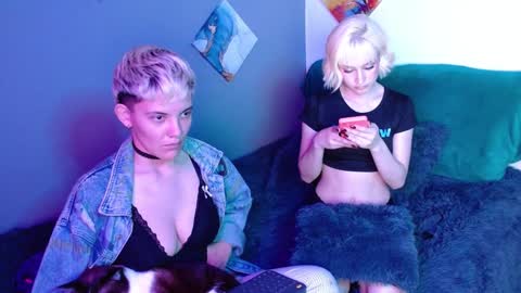Snapshot of mackenziemoon chatting on 12.24.24 Noah Askew online show from 12.24.24