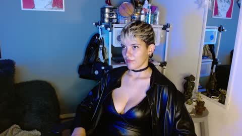 Snapshot of mackenziemoon chatting on 02.07.25 Noah Askew online show from 02.07.25