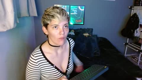 Snapshot of mackenziemoon chatting on 02.21.25 Noah Askew online show from 02.21.25