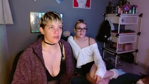 Snapshot of mackenziemoon chatting on 02.23.25 Noah Askew online show from 02.23.25