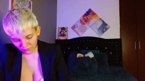 Snapshot of mackenziemoon chatting on 09.10.25 Noah Askew online show from 09.10.25