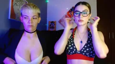 Snapshot of mackenziemoon chatting on 10.01.25 Noah Askew online show from 10.01.25