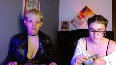 Snapshot of mackenziemoon chatting on 10.06.25 Noah Askew online show from 10.06.25