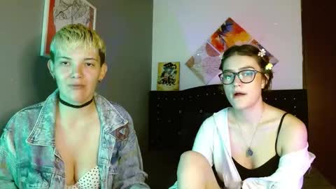 Snapshot of mackenziemoon chatting on 10.18.25 Noah Askew online show from 10.18.25