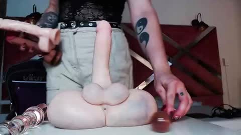 Snapshot of madame_ibby chatting on 02.13.26 madame ibby online show from 02.13.26