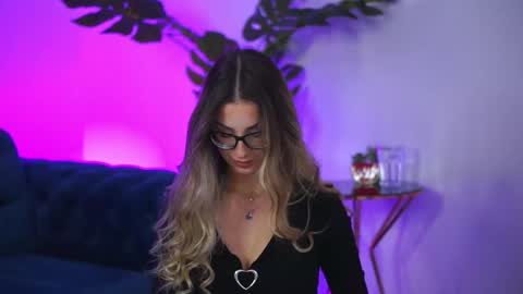 Snapshot of maddiebryggs chatting on 11.18.25 Maddie online show from 11.18.25