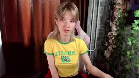 Snapshot of madelaines chatting on 05.15.26 madelaines online show from 05.15.26