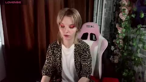 Snapshot of madelaines chatting on 05.24.26 madelaines online show from 05.24.26