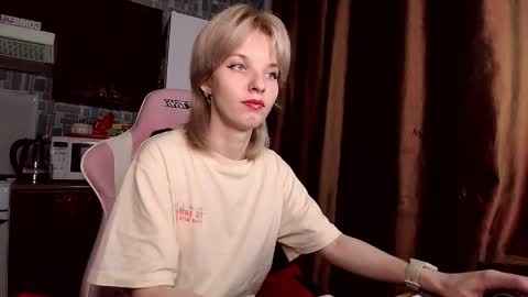 Snapshot of madelaines chatting on 05.28.26 madelaines online show from 05.28.26