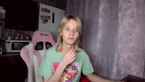Snapshot of madelaines chatting on 06.25.26 madelaines online show from 06.25.26