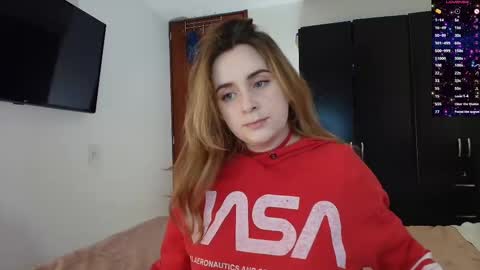 Snapshot of madelamee chatting on 02.14.25 madelamee online show from 02.14.25
