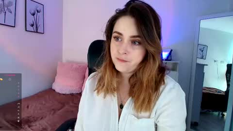 Snapshot of madelamee chatting on 09.21.25 madelamee online show from 09.21.25