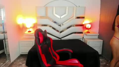 Snapshot of madisoncarzon chatting on 11.19.25 Madison Carzon online show from 11.19.25