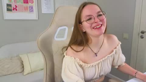 Snapshot of madisonsmitt chatting on 04.22.26 Maddy online show from 04.22.26